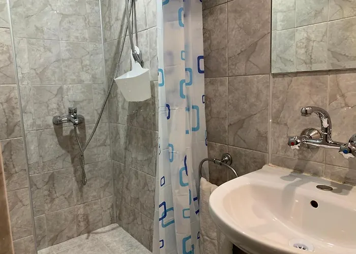 Guest Donovi بيت ضيافة